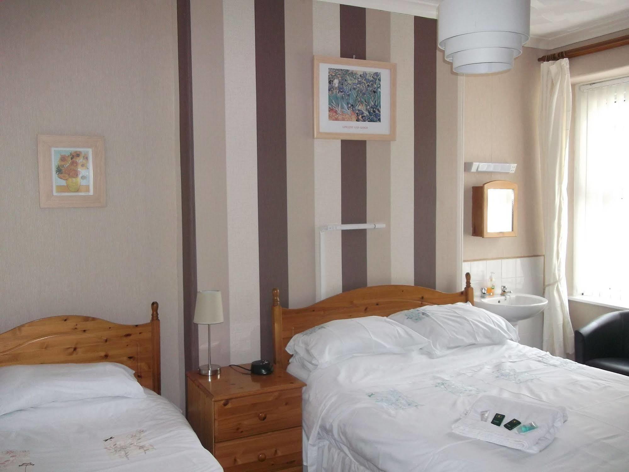 Wavecrest Hotel Holyhead Bagian luar foto