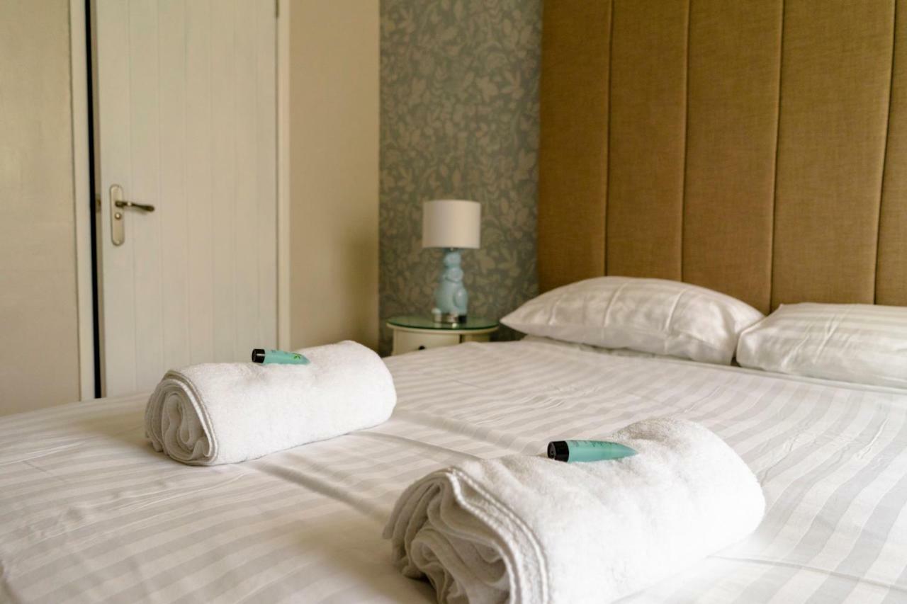 Wavecrest Hotel Holyhead Bagian luar foto